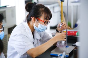 Sinh viên ngành Hóa dược trong giờ thực hành thí nghiệm 